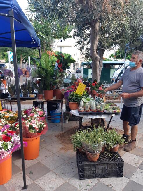יוסי פלח בשוק הפרחים ברחוב גורדון בנתניה