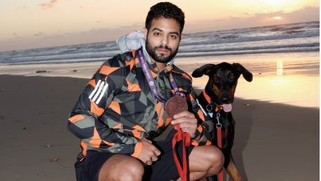 שגיא מוקי עם הכלב סודה. "אני מאוד אוהב לרוץ בטיילת של נתניה. מבחינתי זה מושלם"