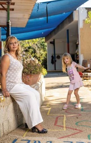 לילך שם טוב עם בתה שי לי בגן ילדים לזכר עומר, רוני ואור 