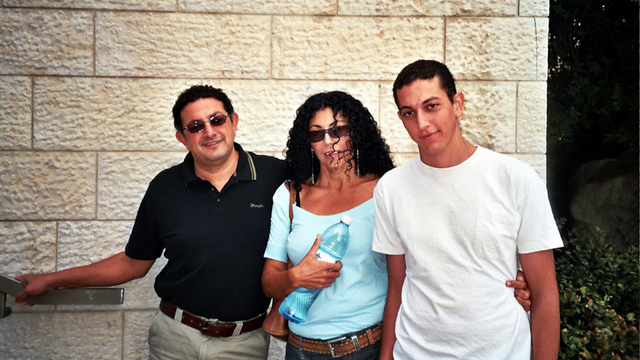 נמרוד כהן ז"ל (מימין) עם הוריו