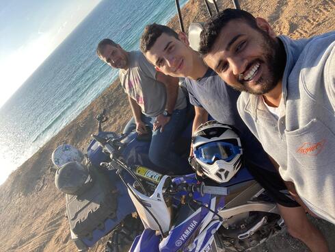 אלמוג והאופנוע עם שניים מחבריו