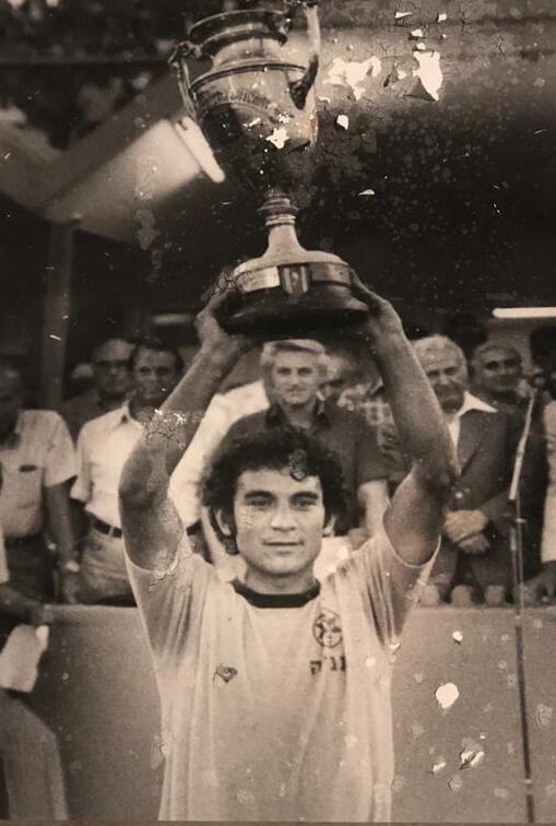 ישראל חג'ג' מניף את גביע המדינה ב-1978