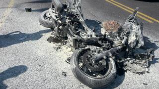 האופנוע שעלה באש בשול הדרך