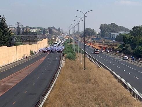 כביש 4 דרומה, מפגינים שצעדו מאבן יהודה וחוסמים את צומת דרורים