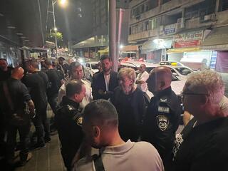 מרים פיירברג-איכר עם כוחות המשטרה בזירת האירוע ברחוב הרצל 