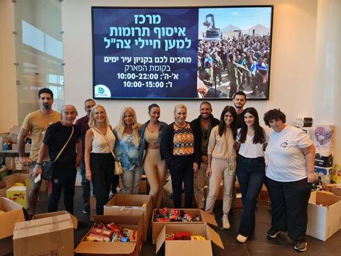 מיקאל כהן עם המתנדבים