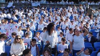 תלמידי בית הספר דבורה עומר בנתניה במפגן האחדות באצטדיון