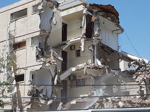 הטרקטורים מפרקים בניינים ישנים ברחוב אנדריוס פינת הרב קוק (צילום: עדי ארצי)